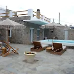 Stone Kythnos شقة فندقية *