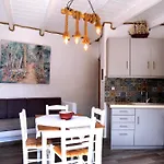 Stone Kythnos شقة فندقية *