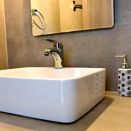 Stone Kythnos 公寓式酒店 *